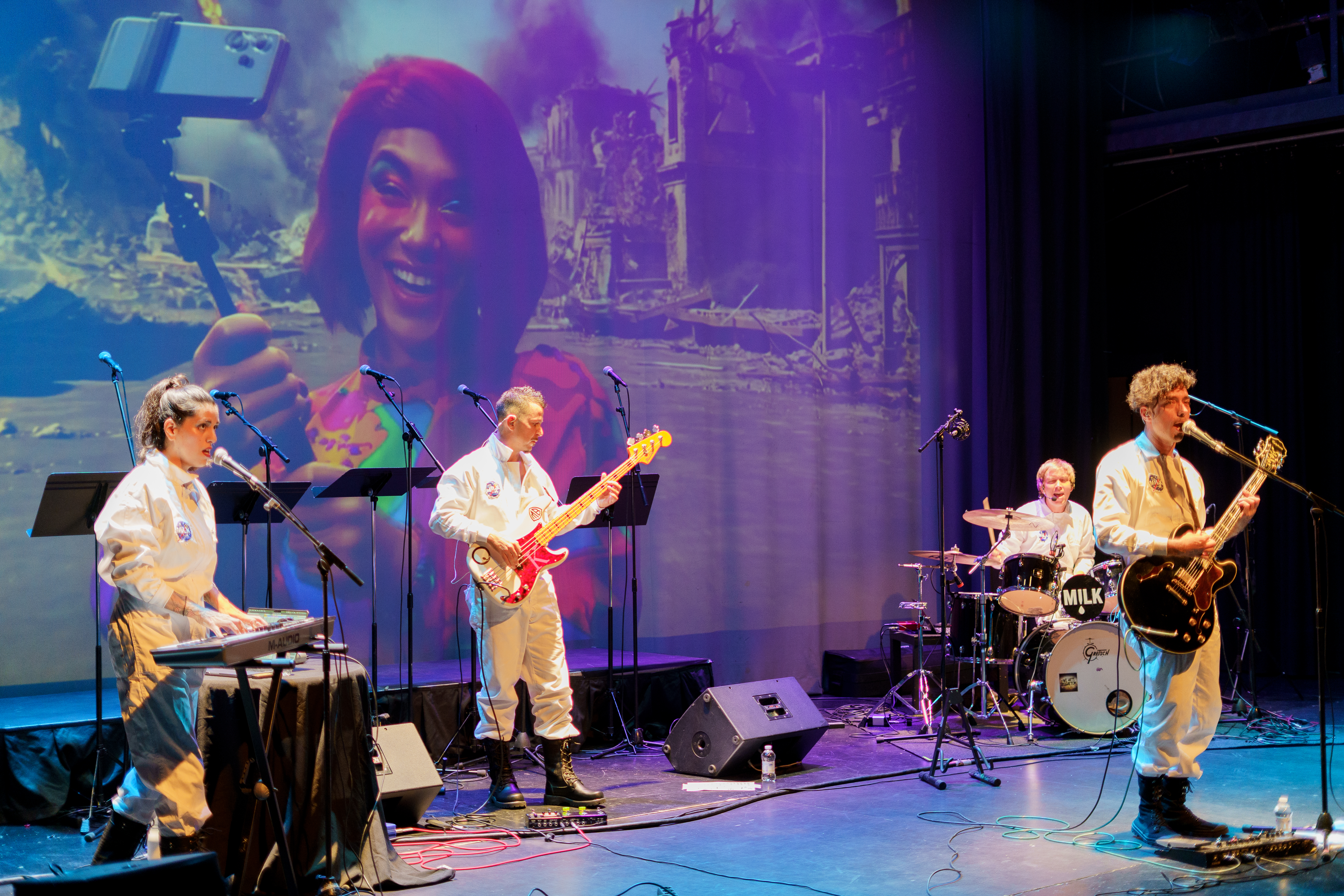 MILK tocando en directo - imagen 2